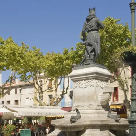 Les Remparts Et Parking Aigues-Mortes